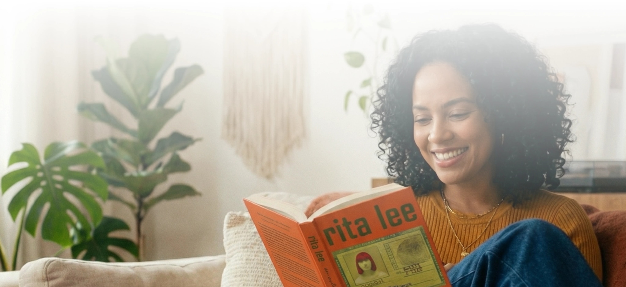 Mulher lendo livro no sofá